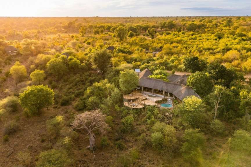 Magische Urlandschaft: Lodge über dem Chobe River
