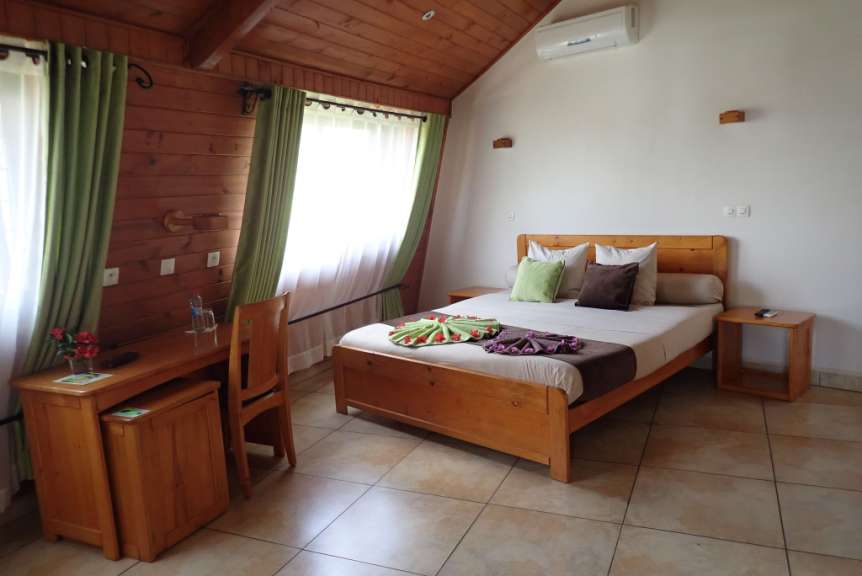 Ein Schlafzimmer mit Holzwand und Bett.