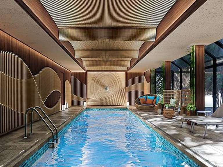 Ein luxuriöser Innenpool mit Liegestühlen und Sitzgelegenheiten in einer stilvollen Holzdekoration.