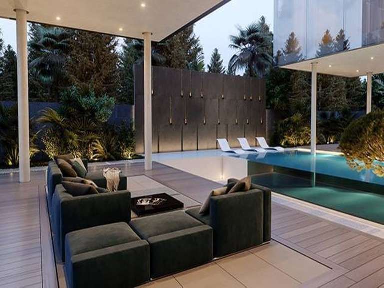 Moderne Villa mit großem Pool und Lounge-Bereich im Freien, umgeben von üppiger Vegetation und moderner Architektur.