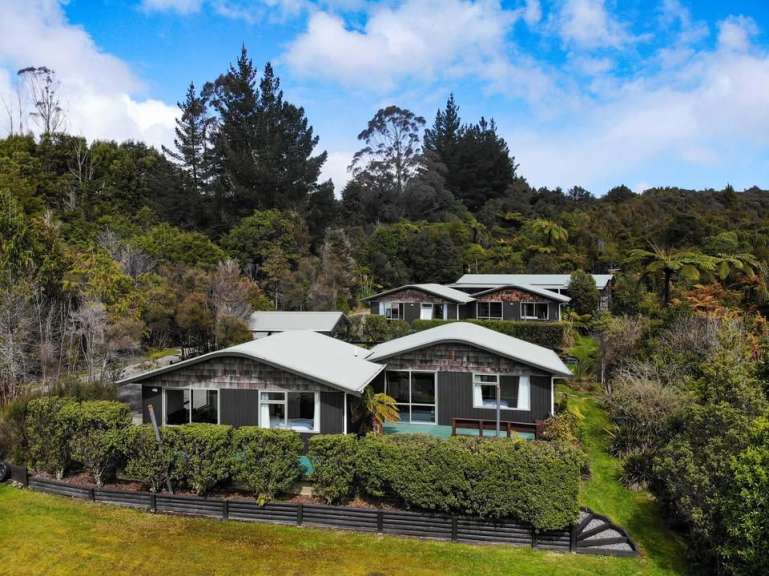 Im Buschland: Cottages bei Greymouth