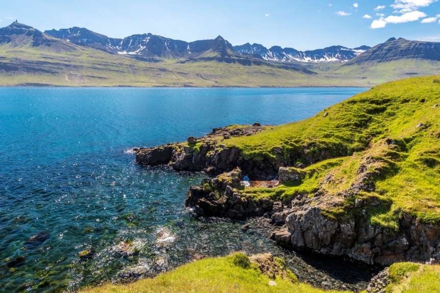 Küste des Mjoifjordur