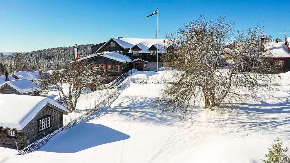 Unter der Schneedecke: Hotel am Orsasee