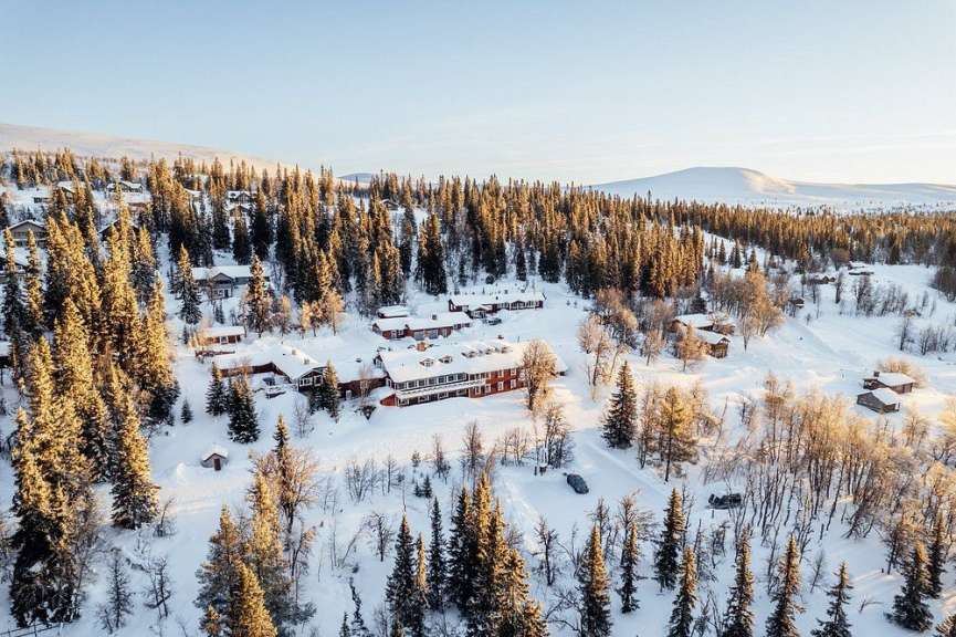 Hotel mit Blick auf schneebedeckte Berge