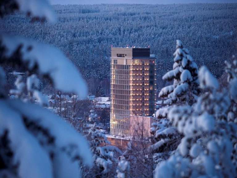 Hotel vom verschneiten Wald umgeben