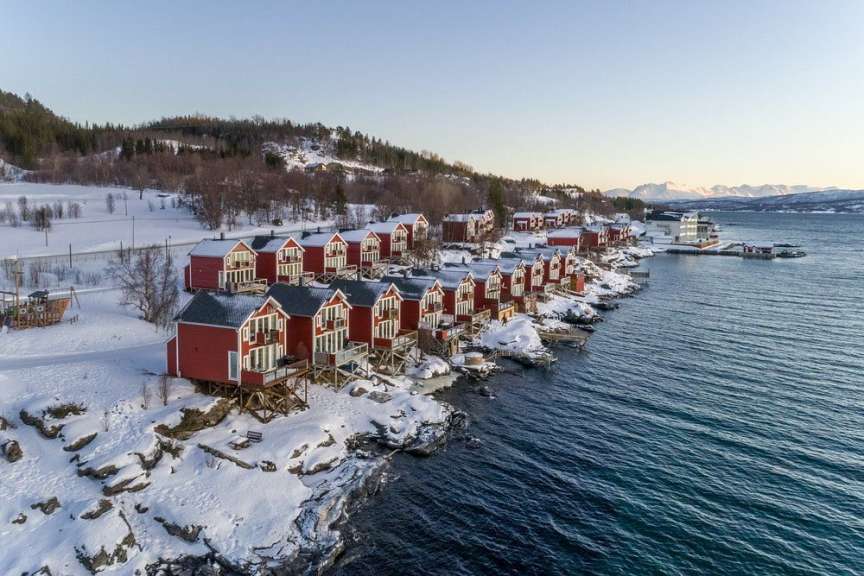Resort am winterlichen Malangsfjord