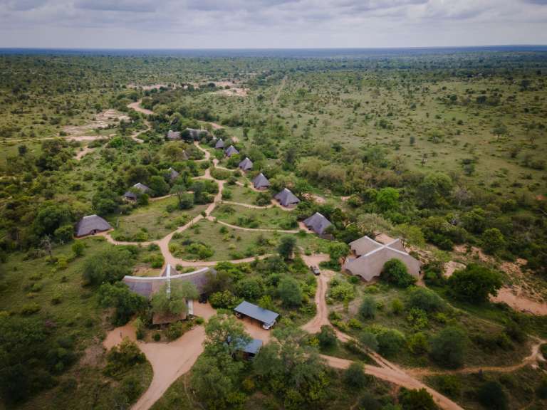 Mitten in der Natur: die Kambaku Lodge von oben