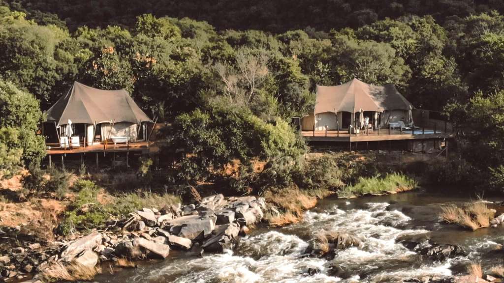 Safari-Zelte auf Holzplattformen: exklusive Lodge