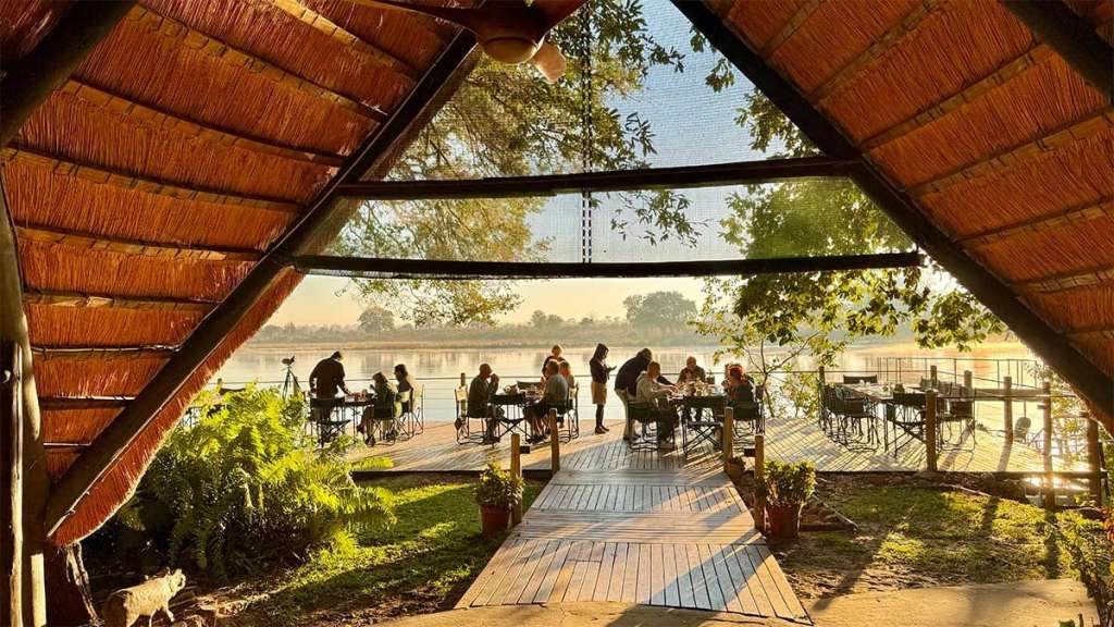 Blick auf den Fluss: Lodge am Okavango River