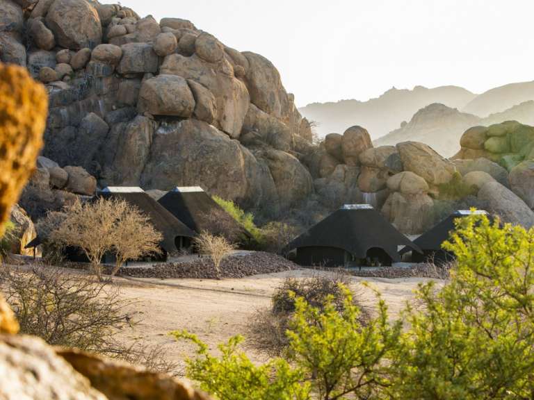 Am Fuß eines Granitfelsens: Lodge im Erongo-Gebirge