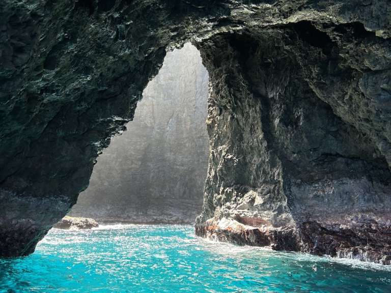 Meereshöhle an der der Na Pali Coast