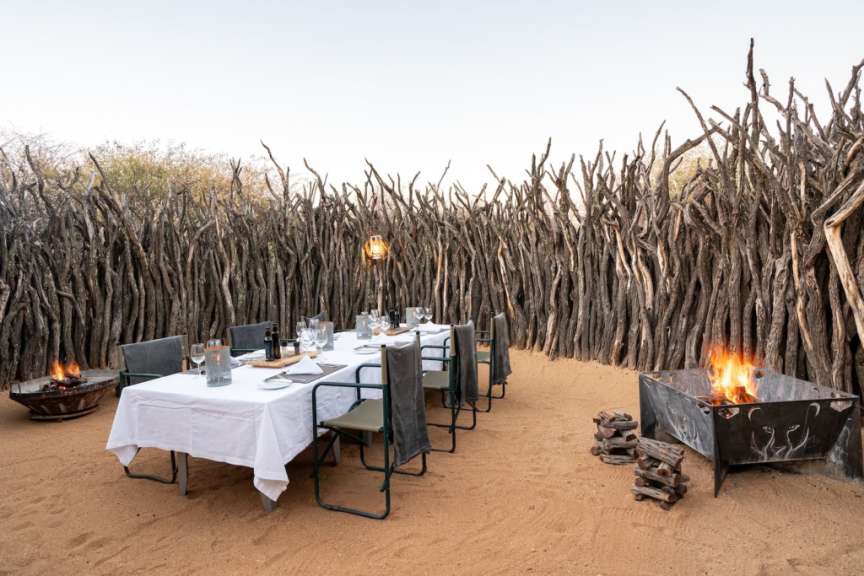 Abendessen im Freien bei Lagerfeuer