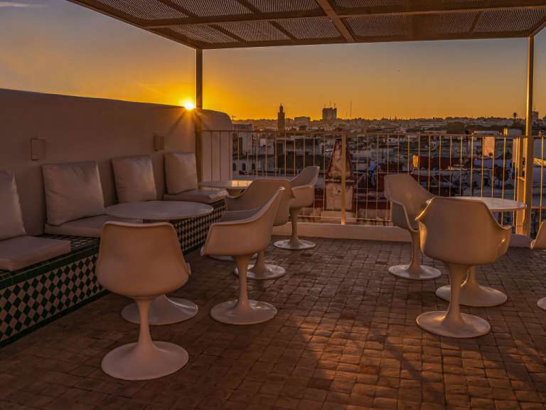 Dachterrasse mit Blick in den Sonnenuntergang