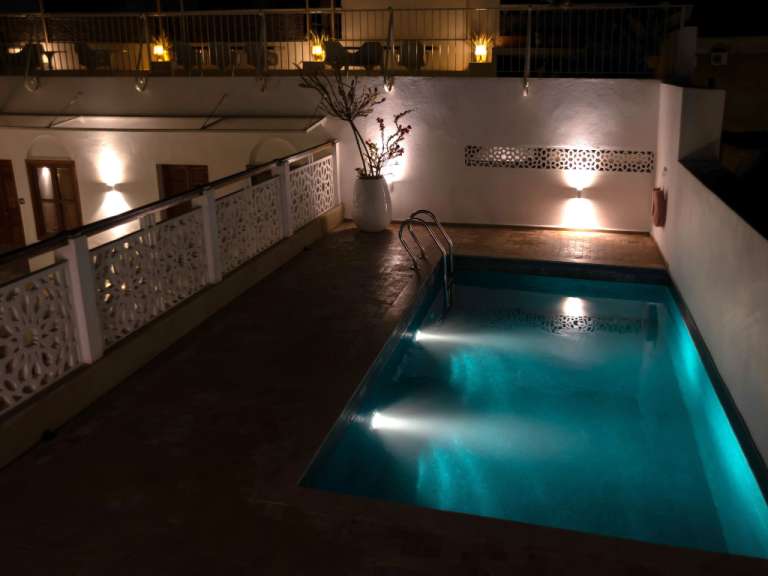 Pool auf offener Terrasse