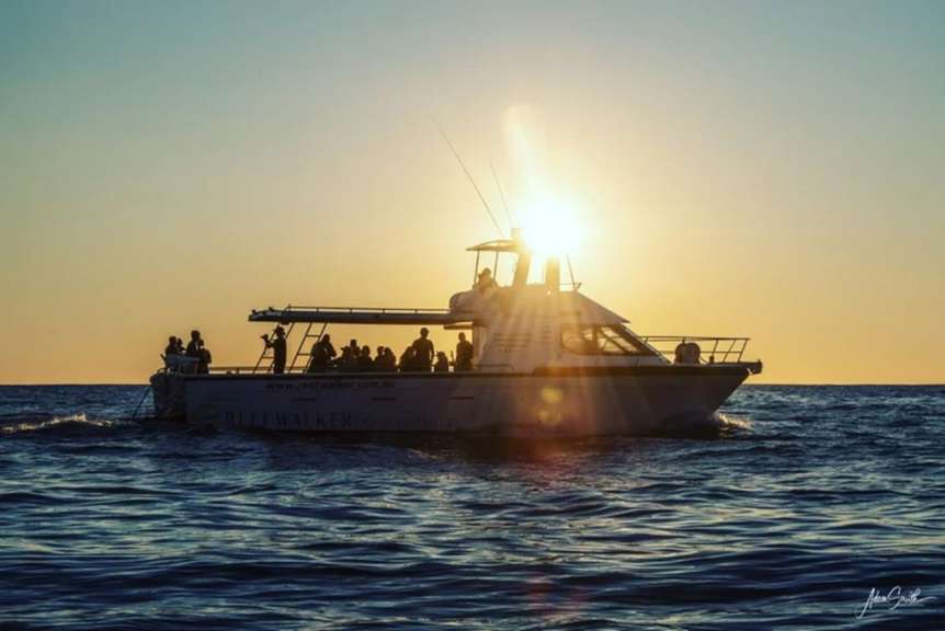 Bootsfahrt in den Sonnenuntergang