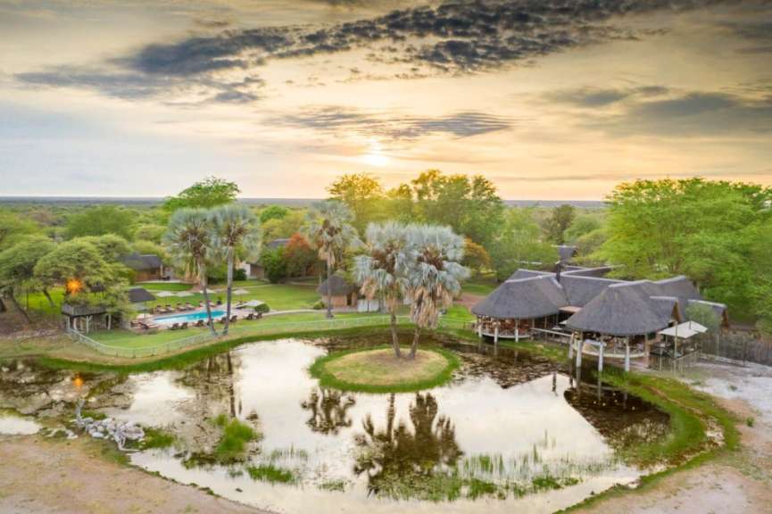 Blick auf das hauseigene Wasserloch: Camp im Etosha Park