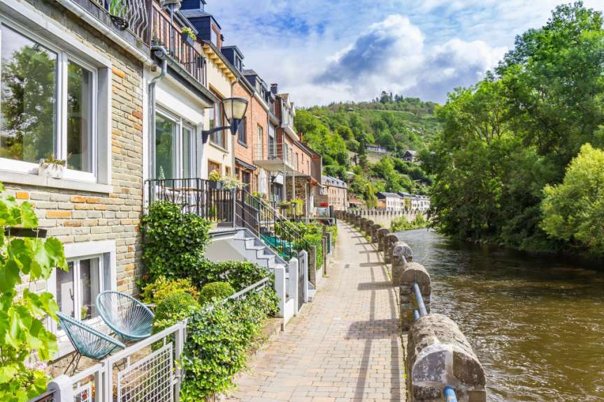 Wanderweg an der Uferpromenade in La Roche-en-Ardenne
