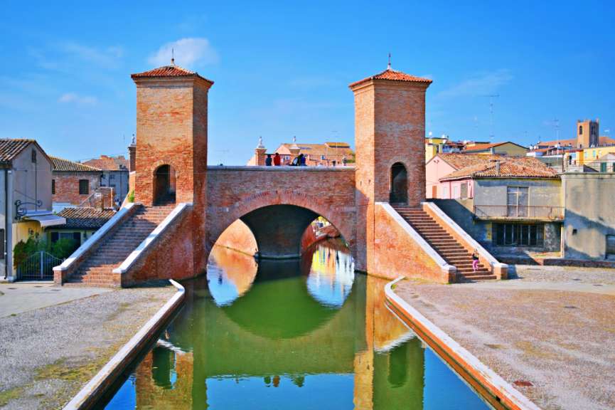 Trepponti im Dorf Comacchio