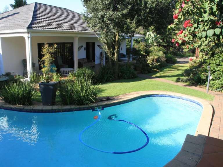 Außenansicht mit Pool
