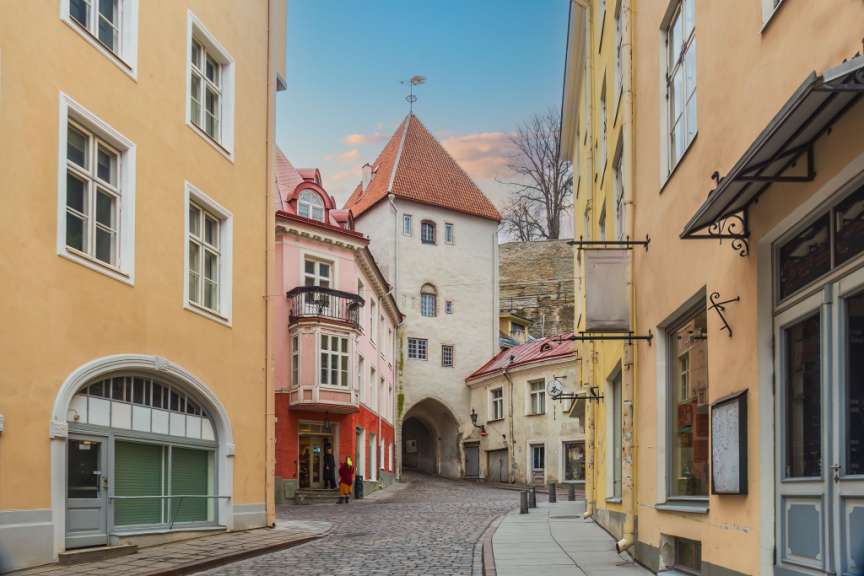 Historische Altstadtgassen und mittelalterliche Gebäude in Tallinn während des Tages.