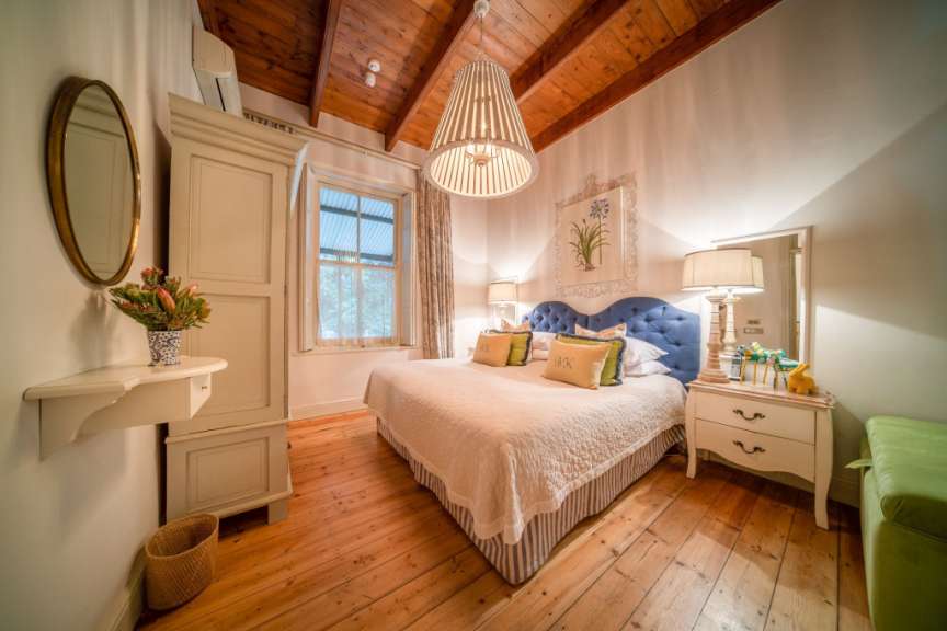 Ein Schlafzimmer mit einem Bett und einem Nachttisch