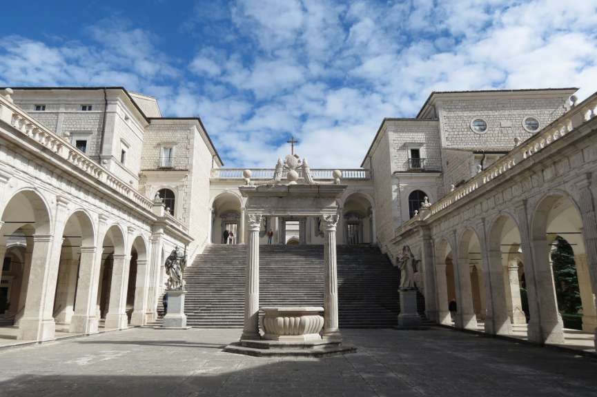 Ein Gebäude mit einer Statue eines Mannes mit einem Kreuz darauf