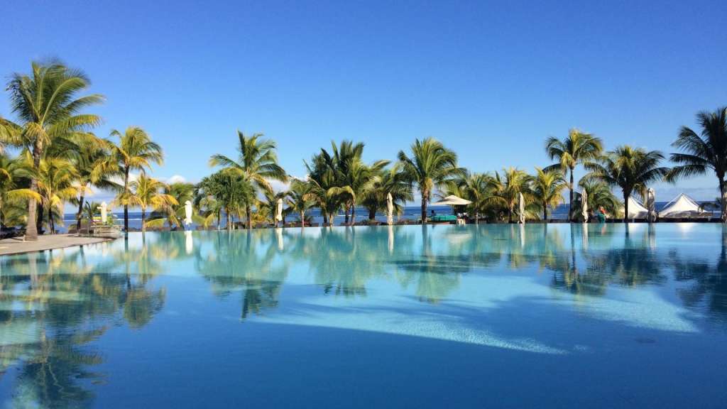 Ein großer Swimmingpool mit Palmen im Hintergrund