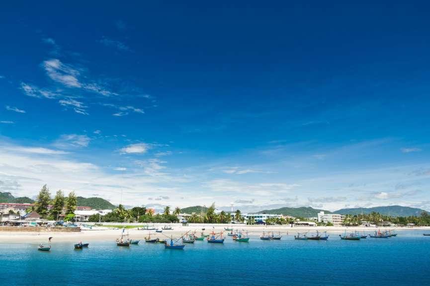 Ein Strand mit vielen Booten im Wasser