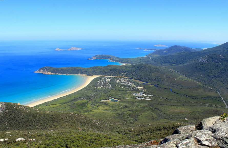 Ein Blick auf einen Strand mit Bergen im Hintergrund