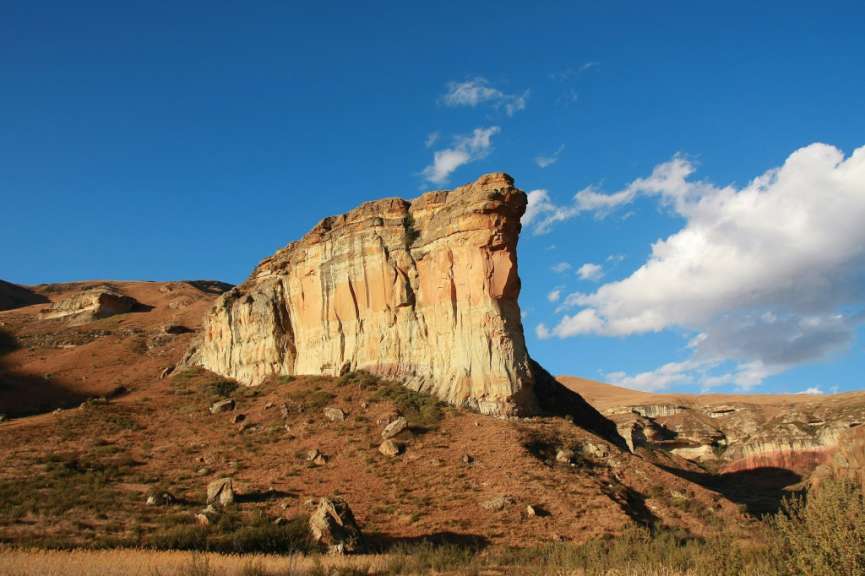 Eine große Felsformation mit einem blauen Himmel im Hintergrund