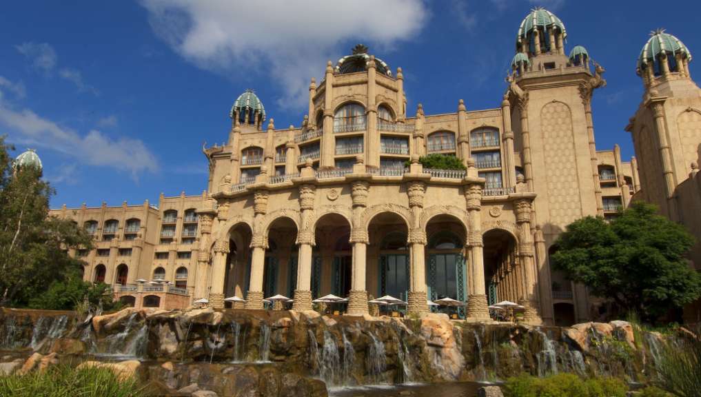 Ein großes Gebäude mit einem Wasserfall davor