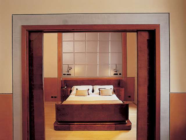 Ein Schlafzimmer mit einem Bett und zwei Nachttischen