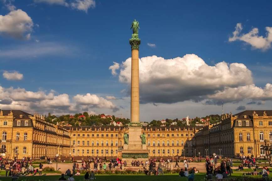 Ein großes Gebäude mit einer Statue davor