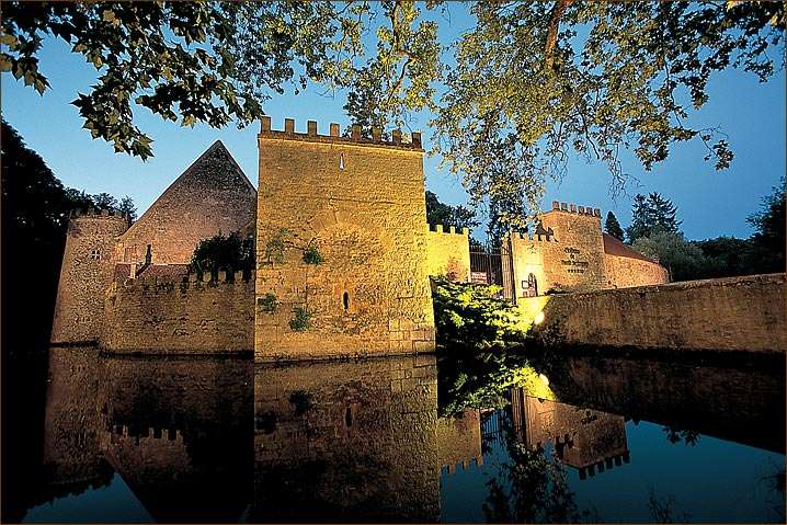 Ein altes mittelalterliches Schloss spiegelt sich im Wasser