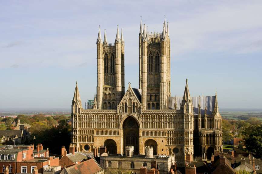 Eine große Kathedrale mit zwei Türmen und einem Kreuz