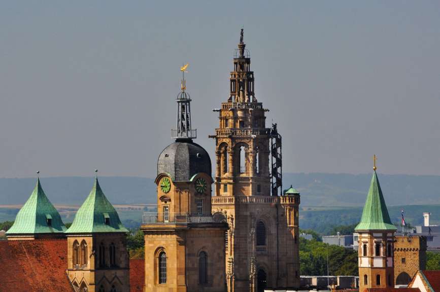 Ein Turm mit einer Uhr darauf zeigt die Zeit an