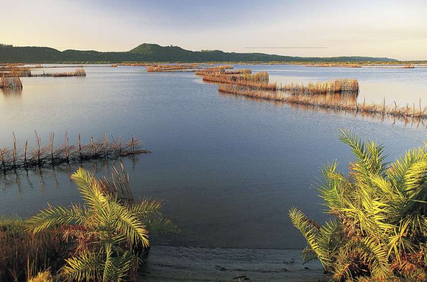 Ein großer See mit einem Berg im Hintergrund