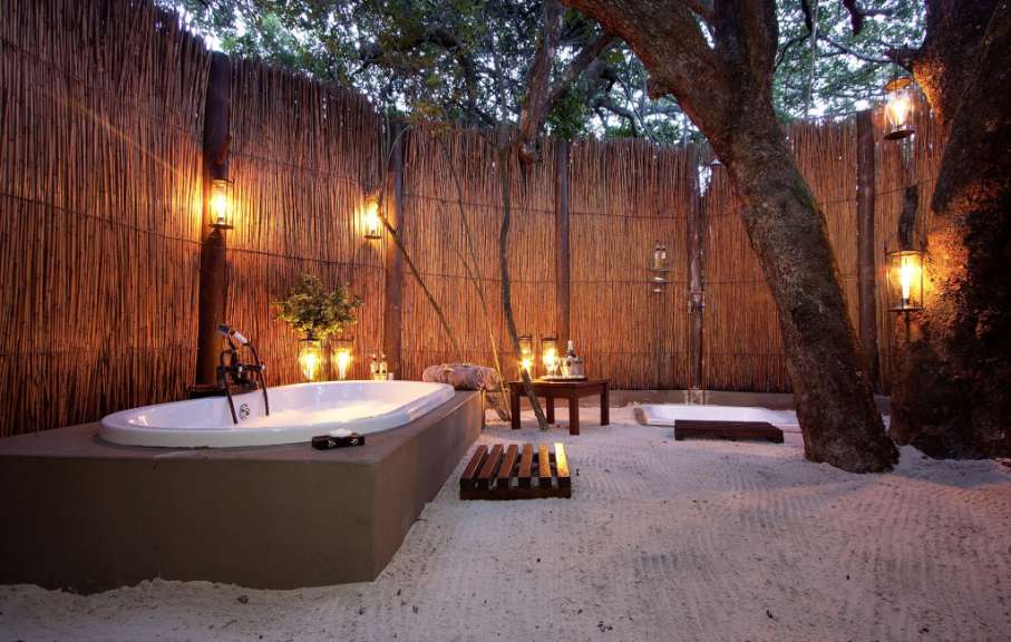 Ein Badezimmer mit einer Badewanne im Sand