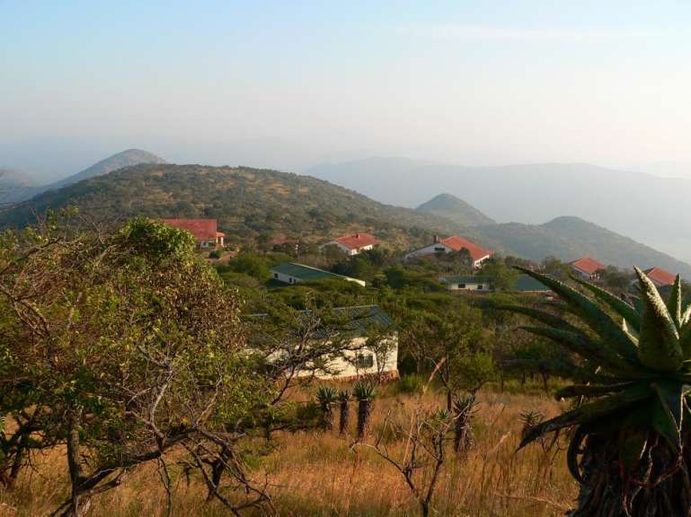 Eine Gruppe von Häusern sitzt auf einem Hügel