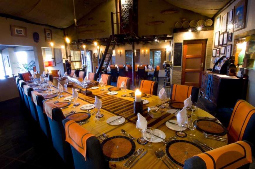 Ein langer Tisch mit Tellern und Gläsern in einem Restaurant