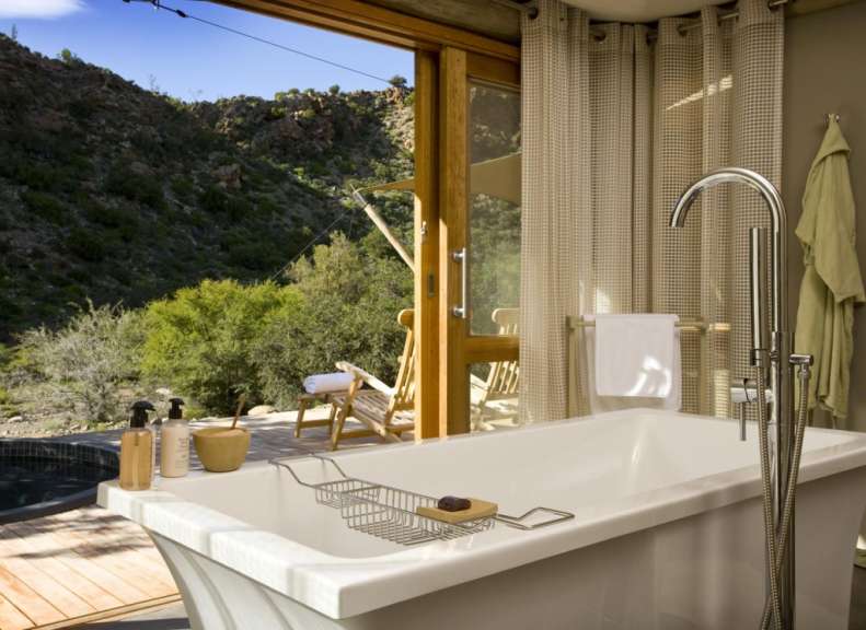 Ein Badezimmer mit einer Badewanne und einem Fenster