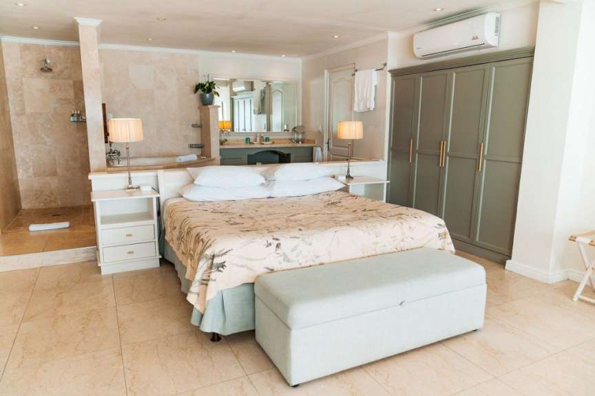 Ein Schlafzimmer mit einem Kingsize-Bett und einem Waschbecken