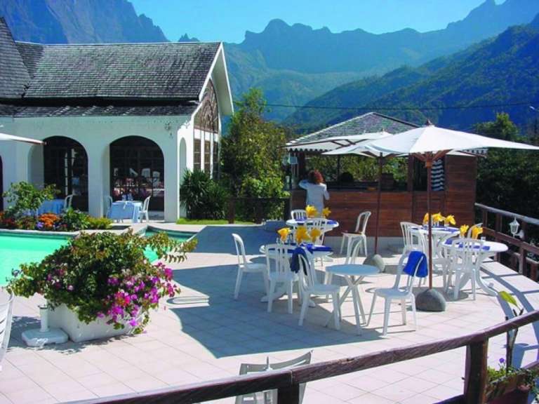 Eine Frau steht an einem Tisch in der Nähe eines Pools