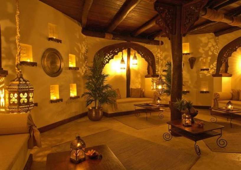 Ein rustikales Interieur mit traditioneller Dekoration und warmem Kerzenlicht.