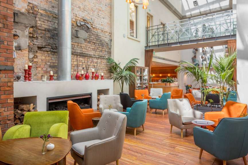 Ein Wohnzimmer mit vielen Stühlen und Tischen