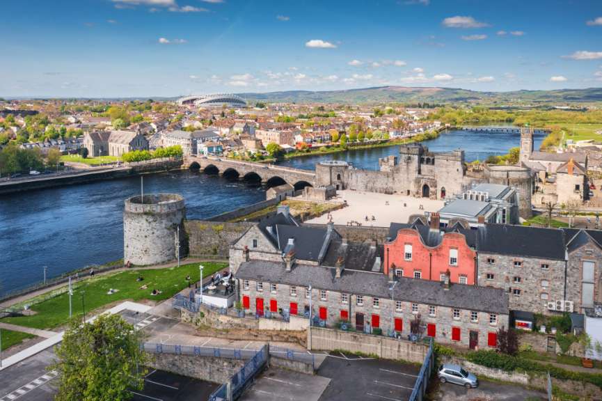 Eine Luftaufnahme von Limerick mit dem King John's Castle und dem Fluss Shannon.