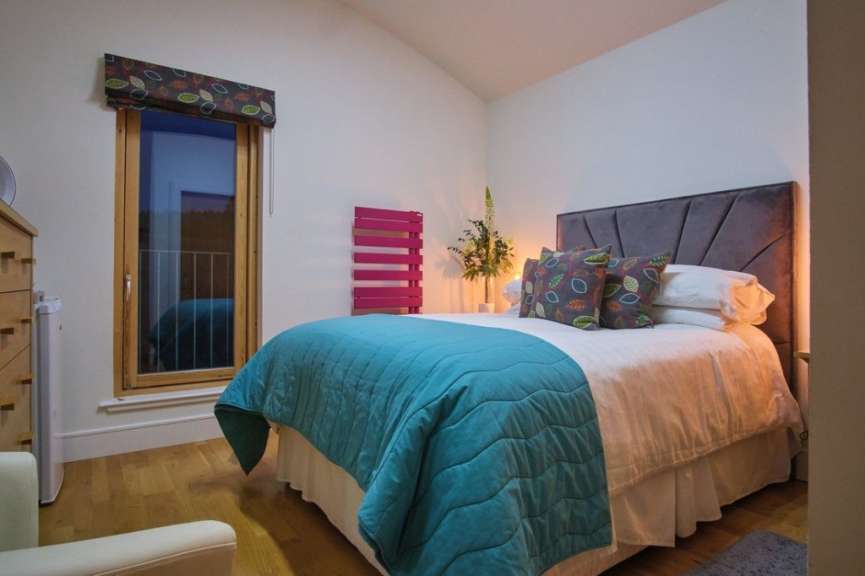 Ein Schlafzimmer mit einem Bett und einer rosa Heizung