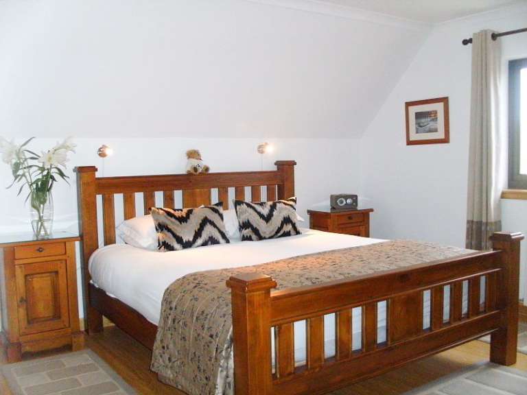 Ein Schlafzimmer mit einem Bett und zwei Nachttischen