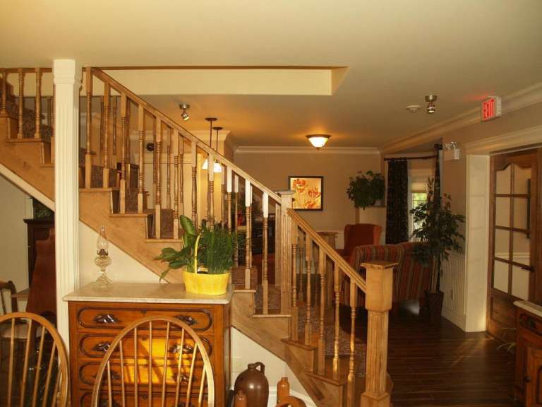 Eine Treppe in einem Haus mit einem roten Ausgang