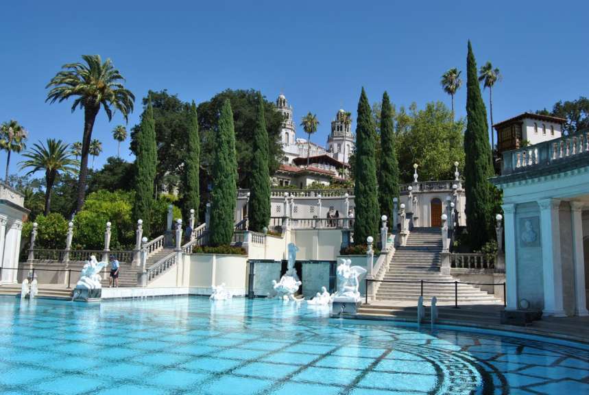Ein großer Pool mit einem Gebäude im Hintergrund
